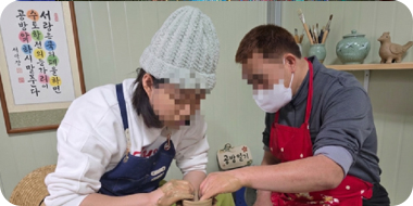 우리이웃장애인자립생활센터에서 진행하는 주간활동서비스 참여형 활동 중 미술ㆍ공예 사진1